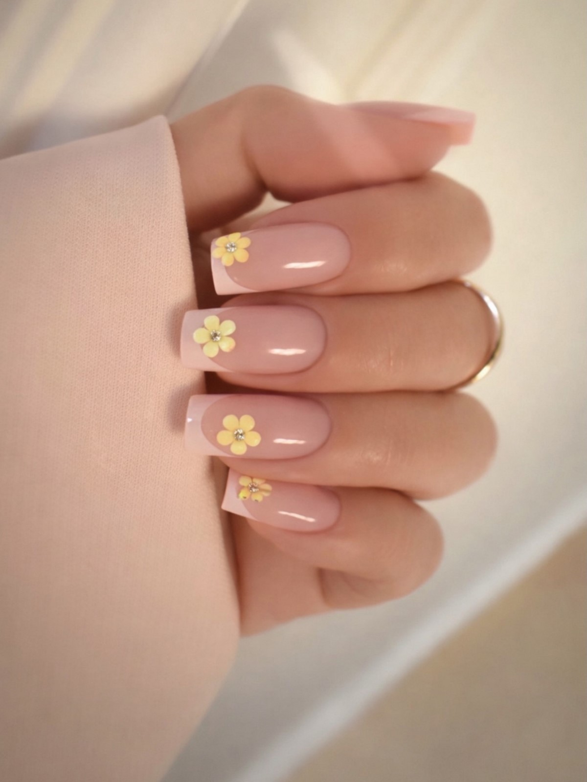 Весенний френч на апрель 2026: свежие формы вместо классики