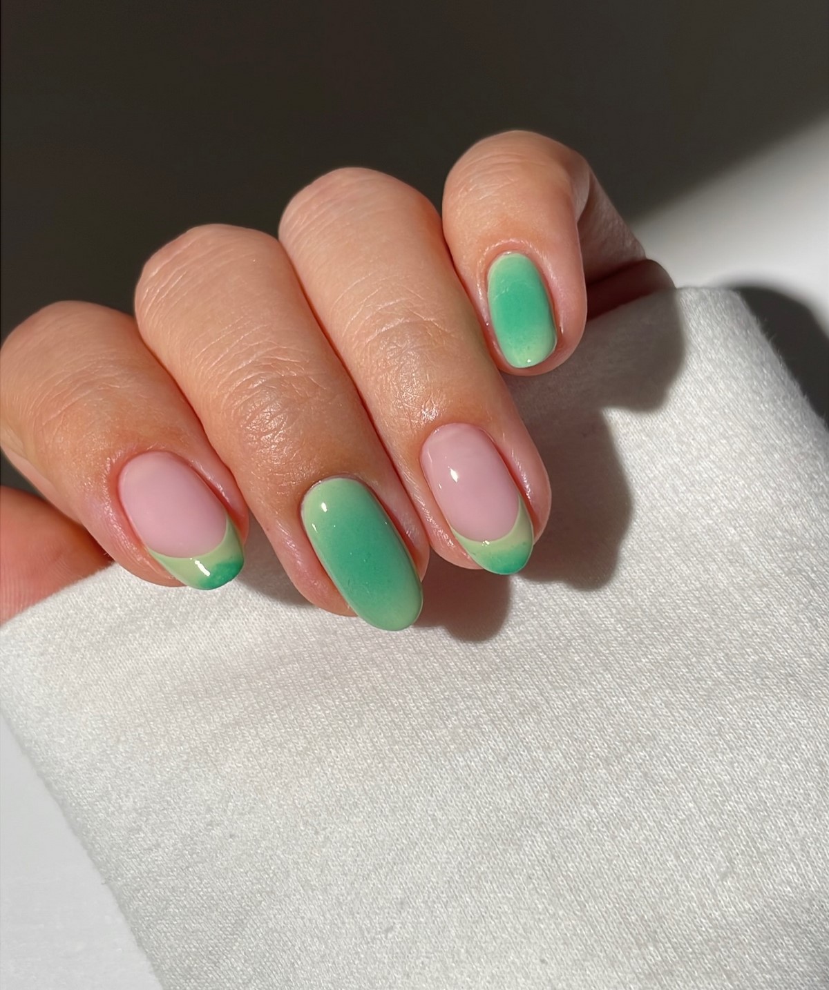 Весенний френч на апрель 2026: свежие формы вместо классики