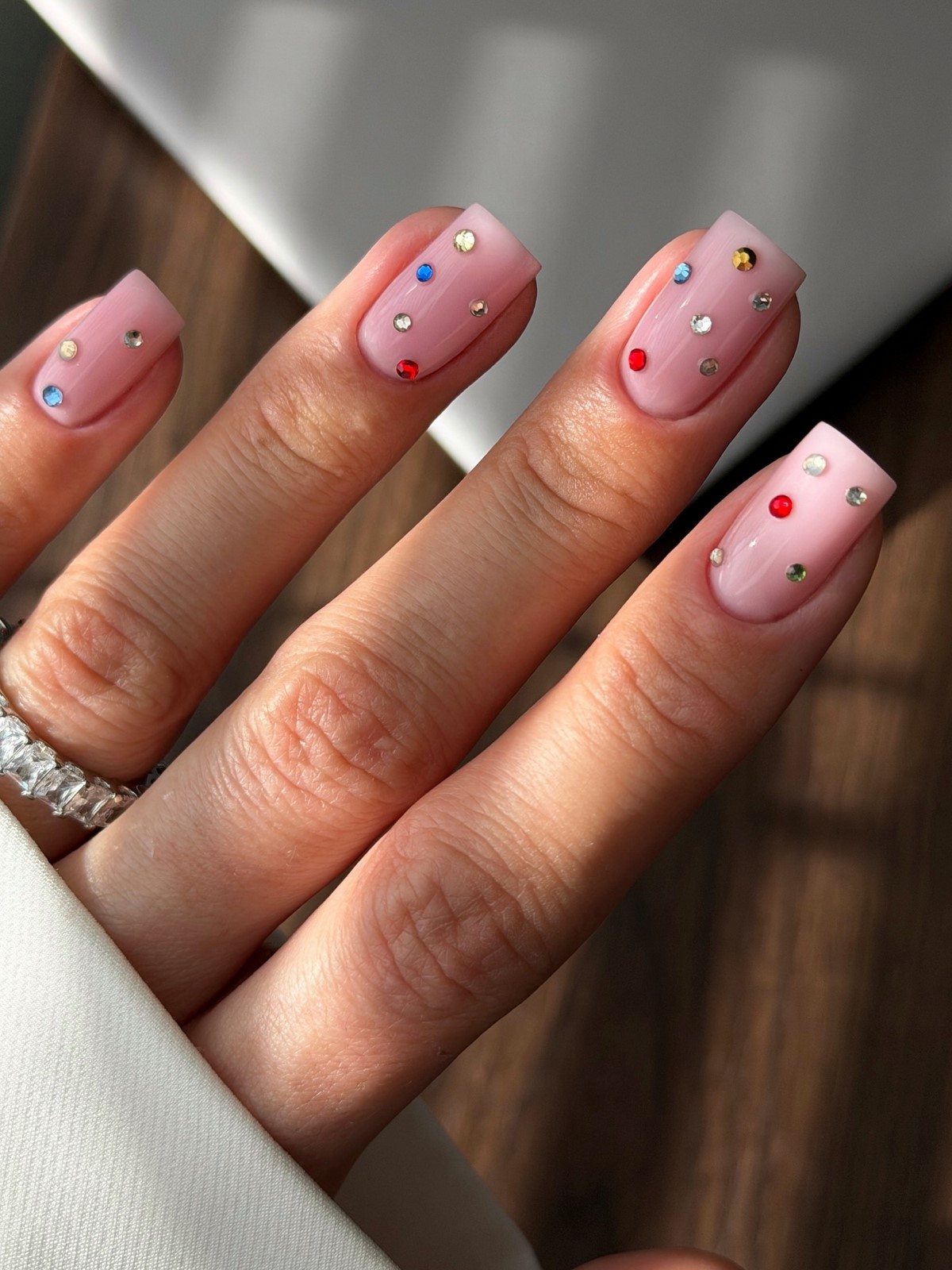 Забудьте про зайчиков на Пасху 2026: какой маникюр выбирают сейчас