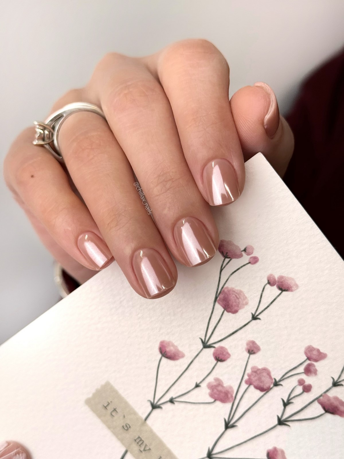 Забудьте про зайчиков на Пасху 2026: какой маникюр выбирают сейчас