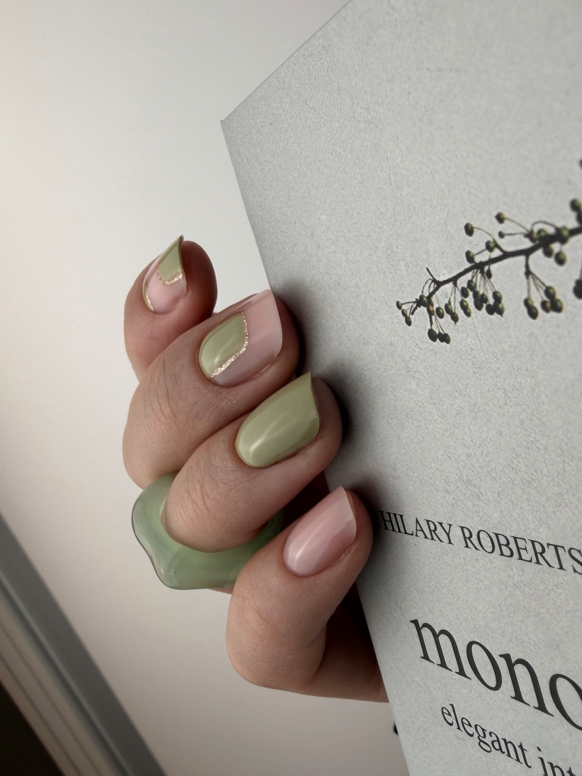 Зеленый маникюр апреля 2026: оттенки, которые захватили тренды