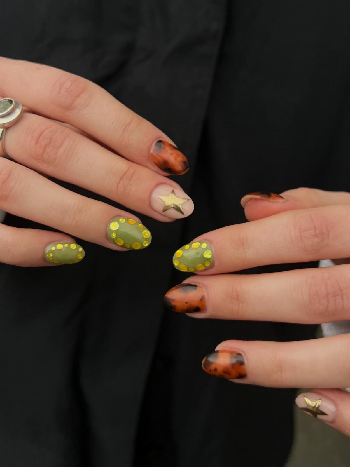 Зеленый маникюр апреля 2026: оттенки, которые захватили тренды