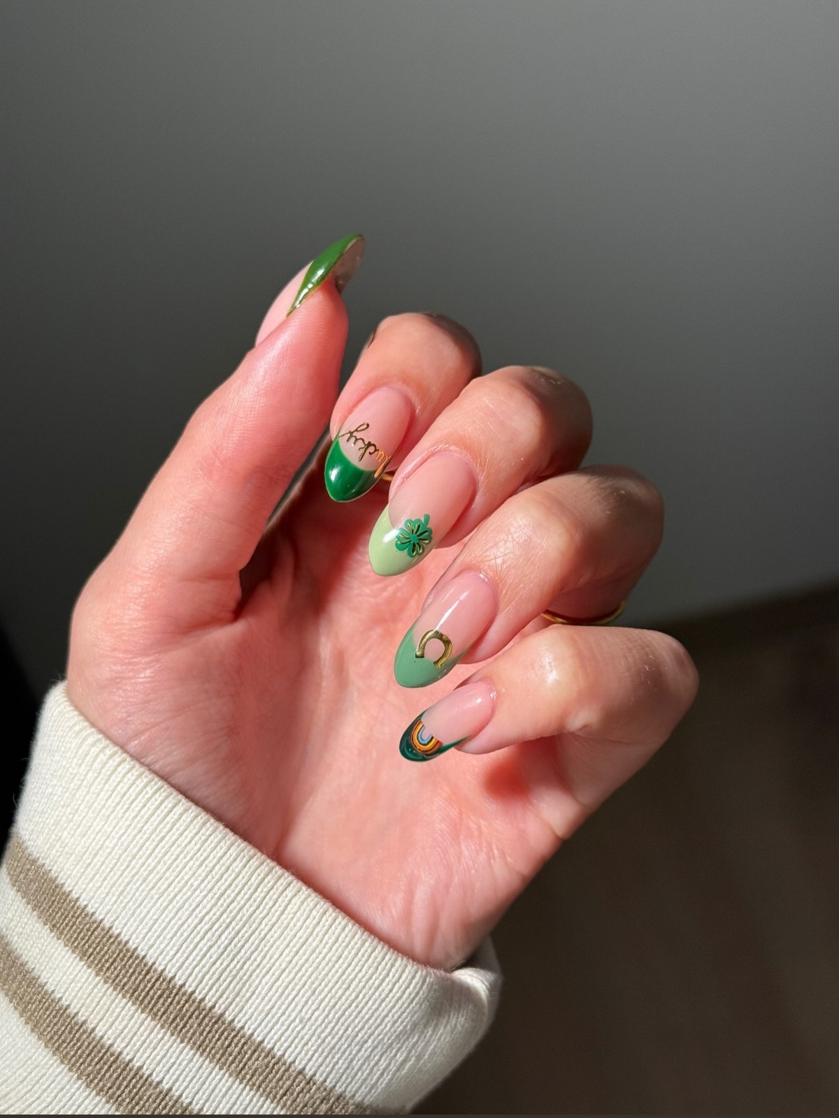 Зеленый маникюр апреля 2026: оттенки, которые захватили тренды