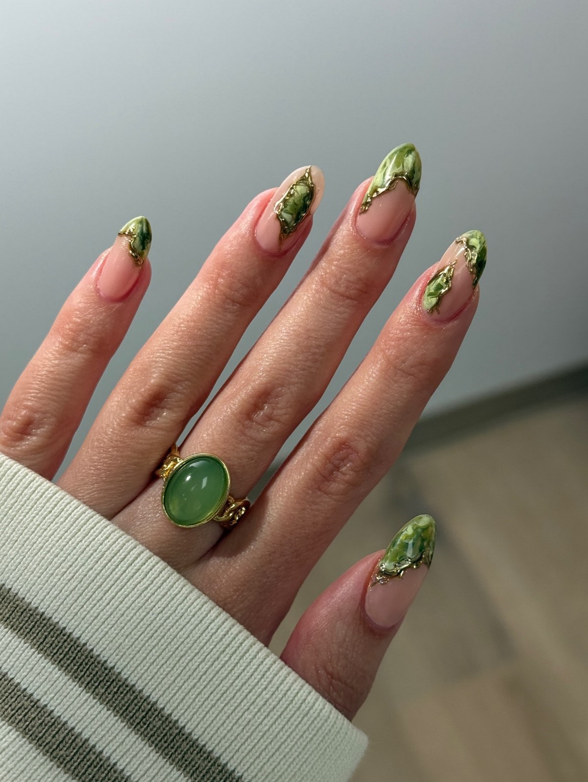Зеленый маникюр апреля 2026: оттенки, которые захватили тренды