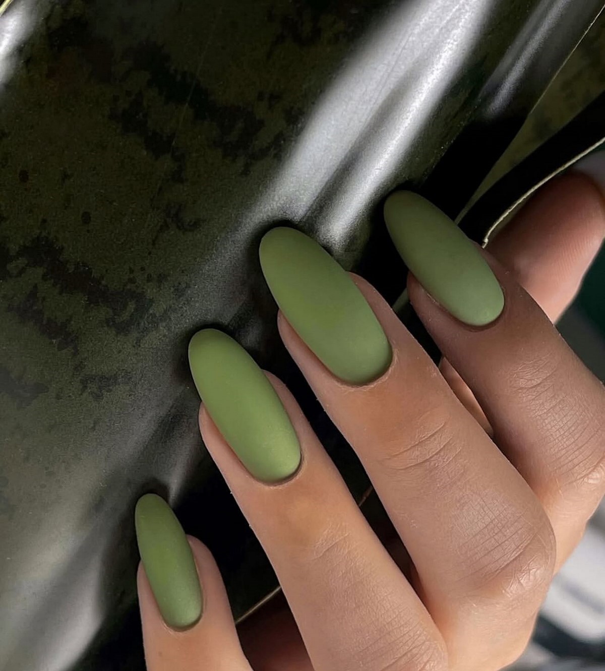 Зеленый маникюр апреля 2026: оттенки, которые захватили тренды
