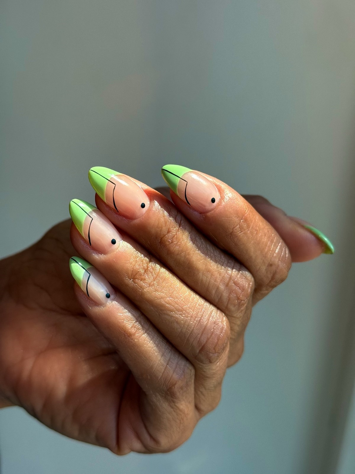 Зеленый маникюр апреля 2026: оттенки, которые захватили тренды