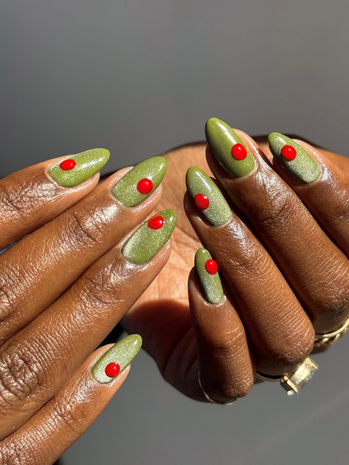 Зеленый маникюр апреля 2026: оттенки, которые захватили тренды