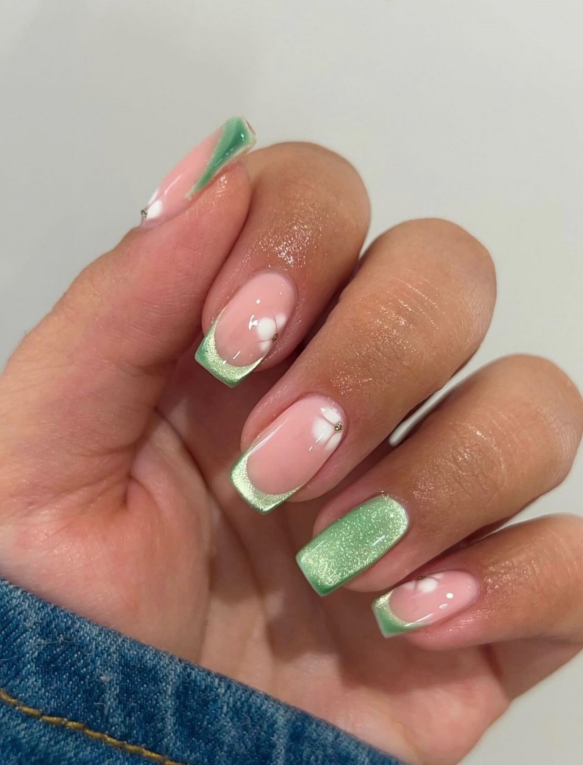 Зеленый маникюр апреля 2026: оттенки, которые захватили тренды