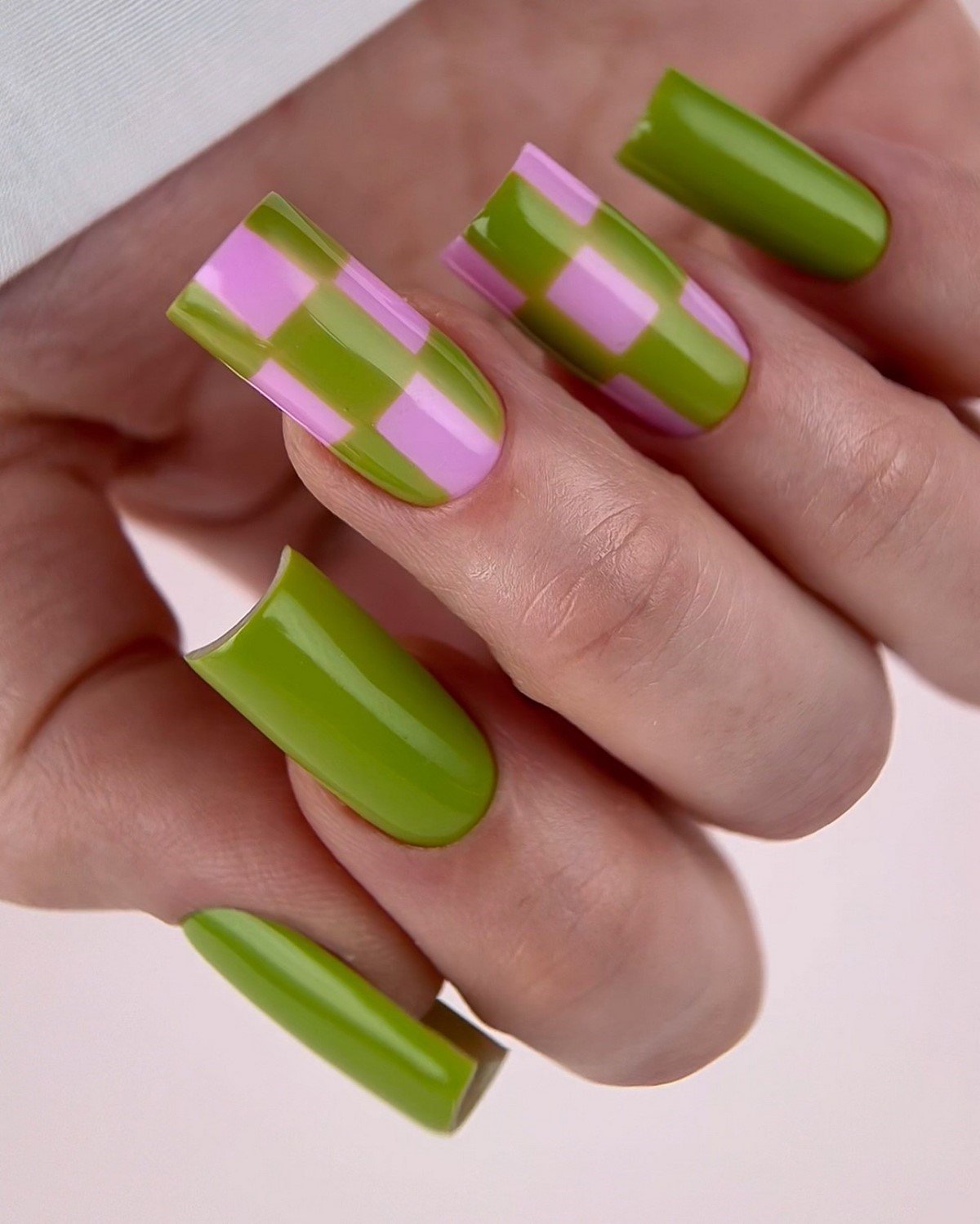 Зеленый маникюр апреля 2026: оттенки, которые захватили тренды