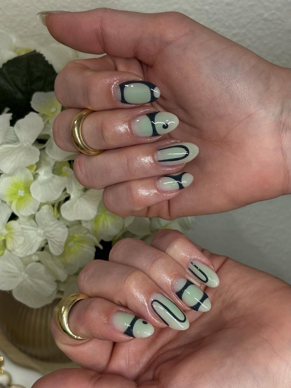 Зеленый маникюр апреля 2026: оттенки, которые захватили тренды