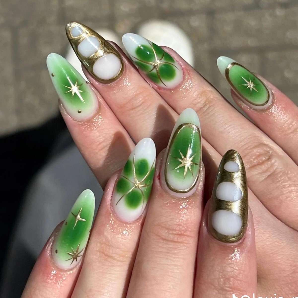 Зеленый маникюр апреля 2026: оттенки, которые захватили тренды