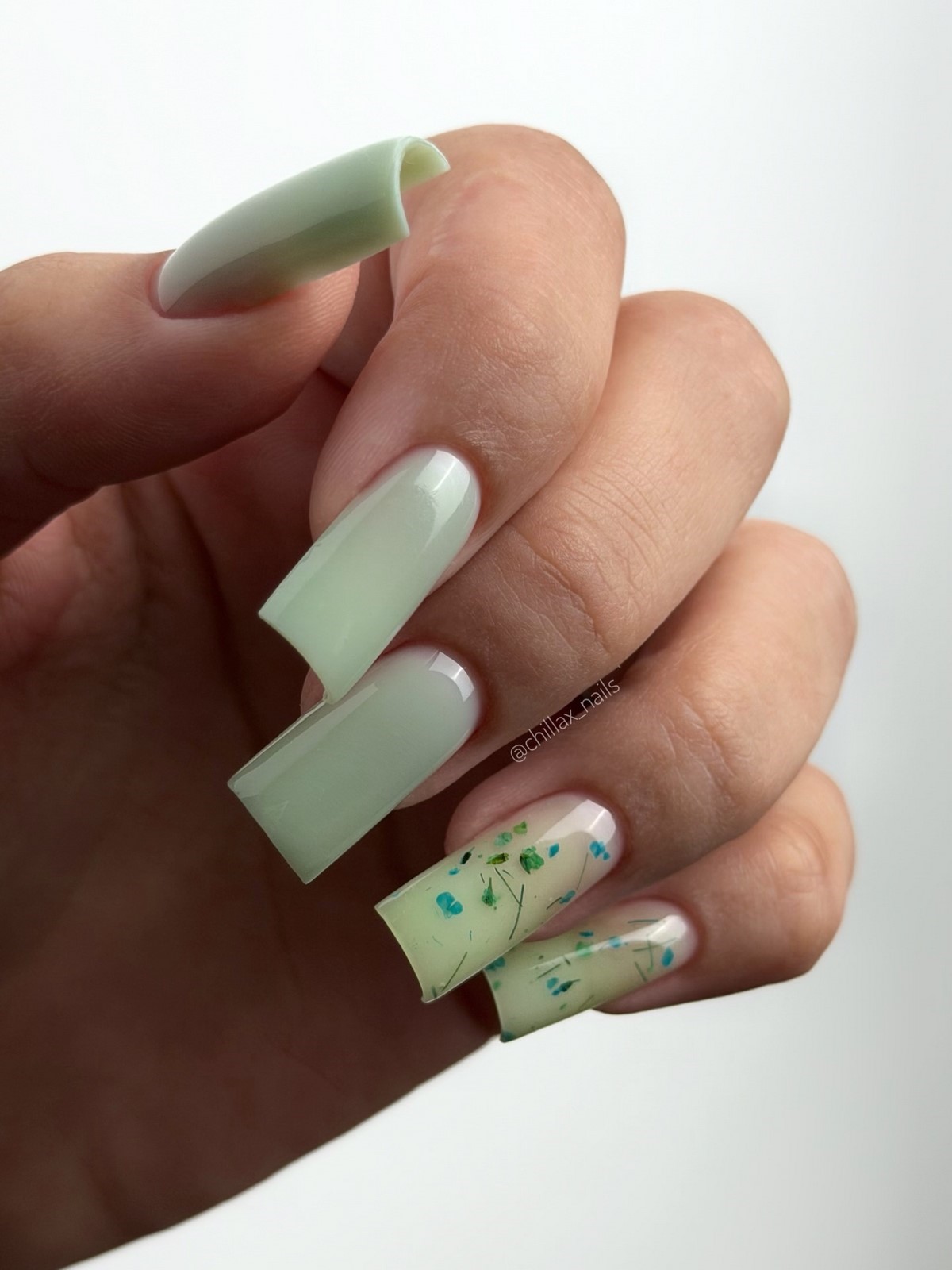 Зеленый маникюр апреля 2026: оттенки, которые захватили тренды