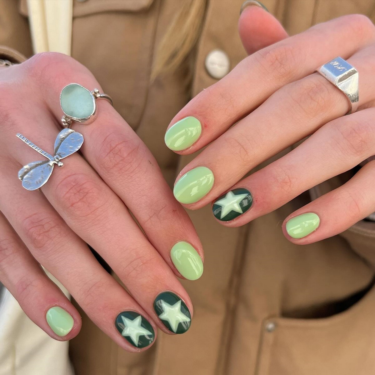 Зеленый маникюр апреля 2026: оттенки, которые захватили тренды