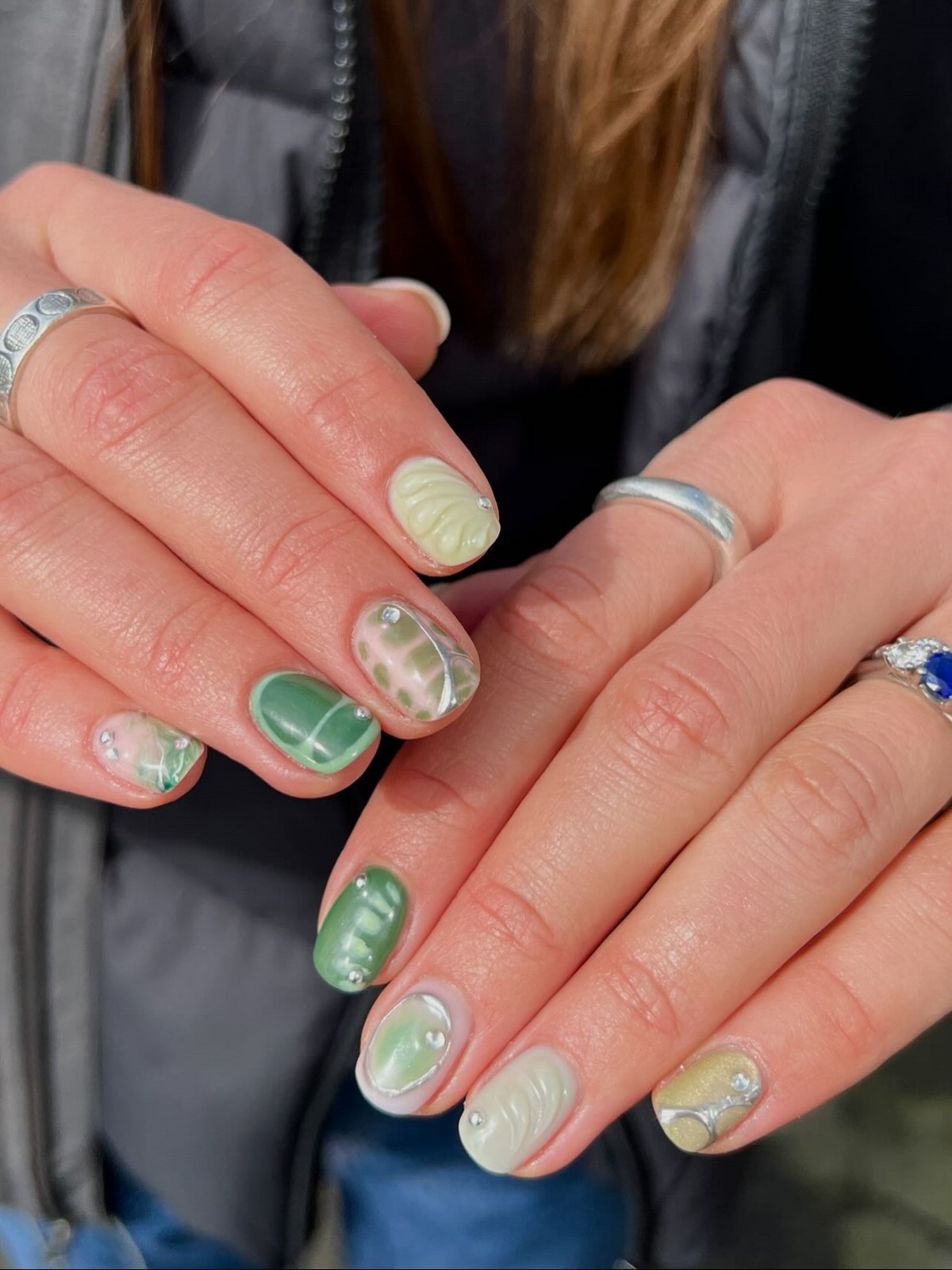 Зеленый маникюр апреля 2026: оттенки, которые захватили тренды