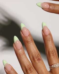 Мягкий зеленый маникюр: спокойный оттенок на ногтях