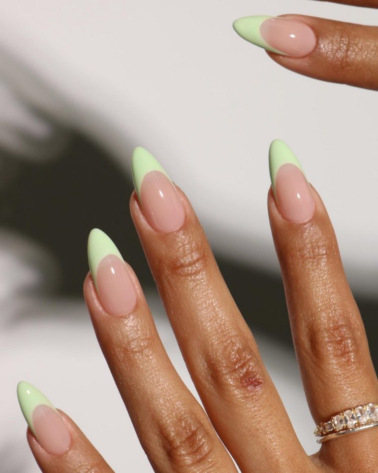 Мягкий зеленый маникюр: спокойный оттенок на ногтях