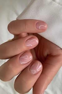 Маникюр с тонкой линией: аккуратный акцент на ногтях