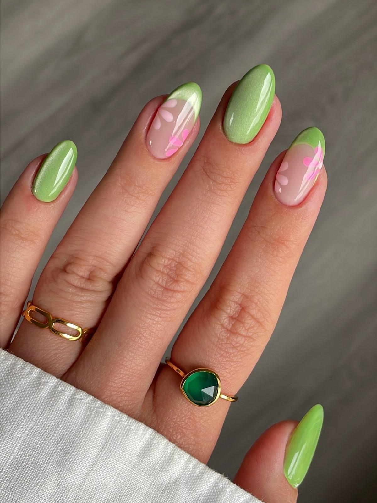 Мягкий зеленый маникюр: спокойный оттенок на ногтях