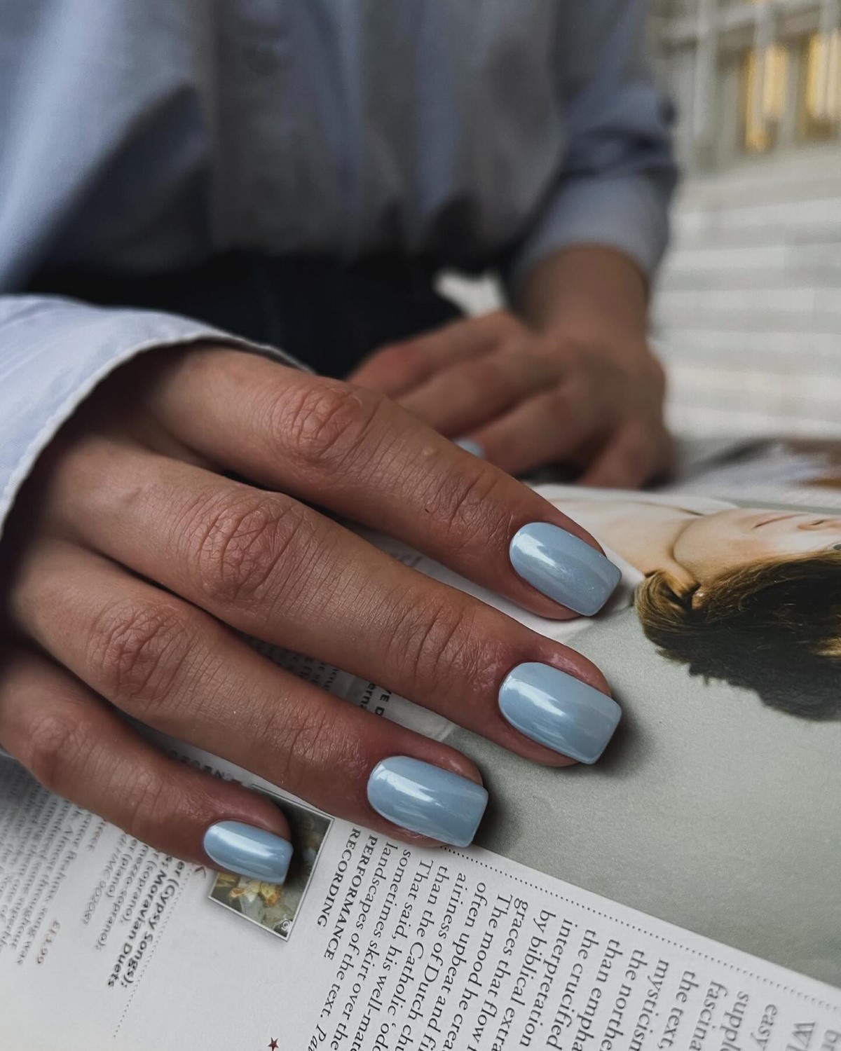 Серо-голубой оттенок на ногтях: мягкий холодный цвет
