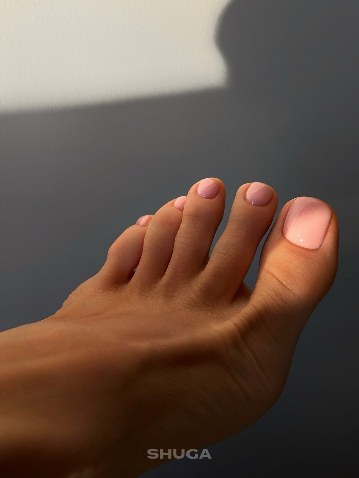 Светлый педикюр: аккуратное покрытие на ногтях