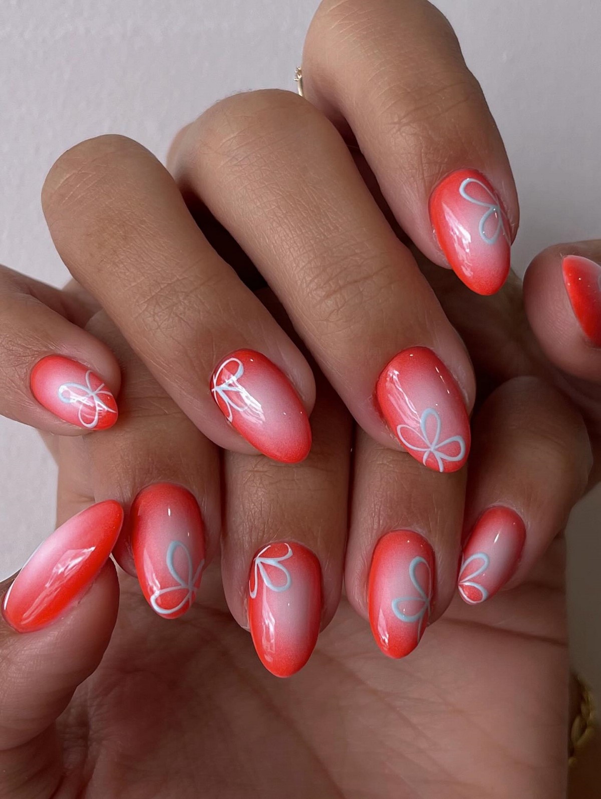 Маникюр 2026: этот яркий оттенок стал популярнее нюда