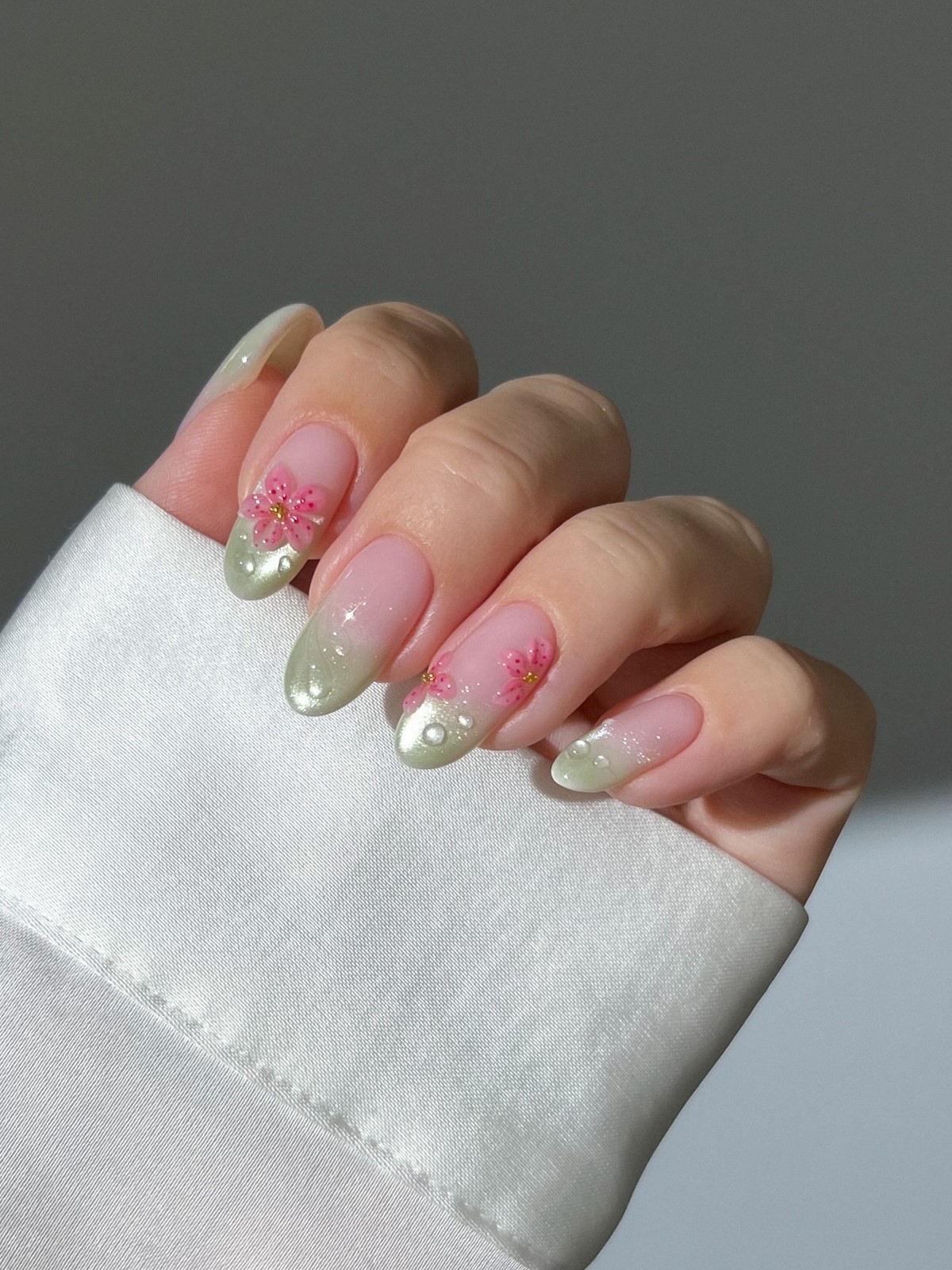 Мягкий зеленый маникюр: спокойный оттенок на ногтях