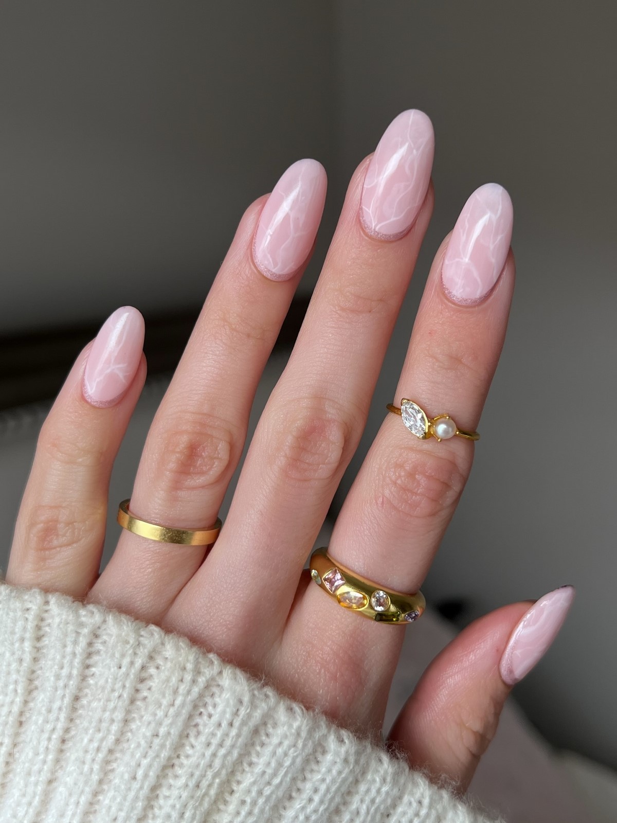 Маникюр на май 2026: какие оттенки и покрытия выглядят по-новому