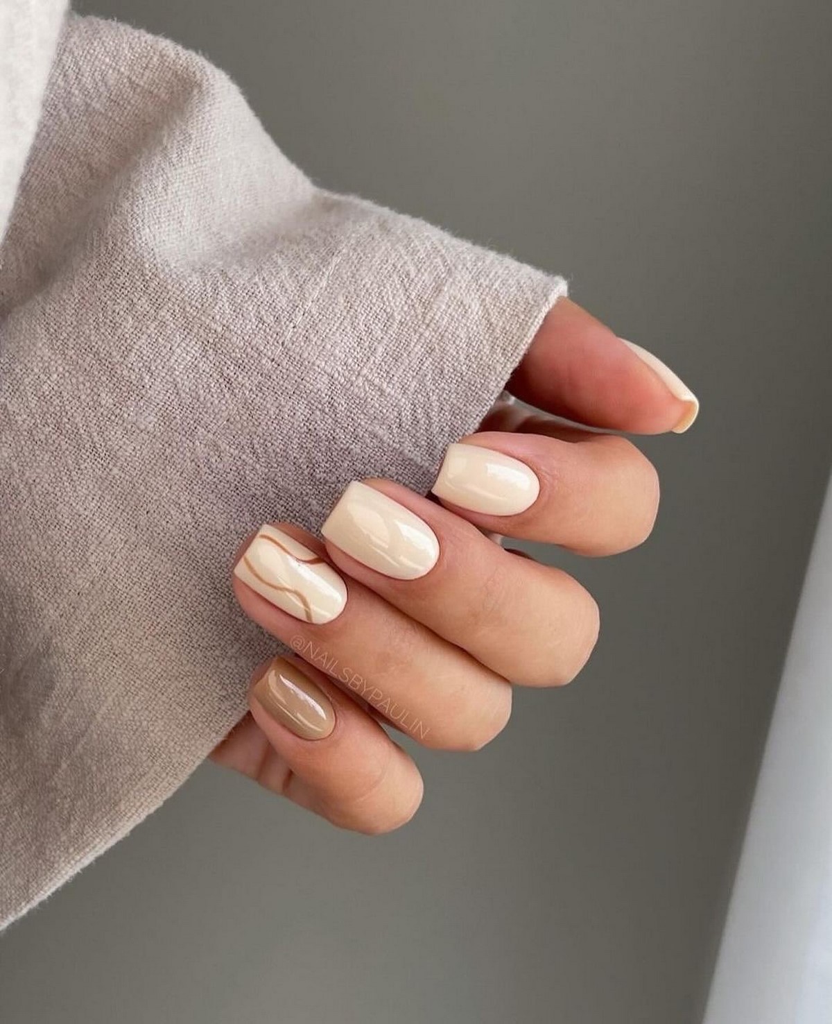 Маникюр с тонкой линией: аккуратный акцент на ногтях