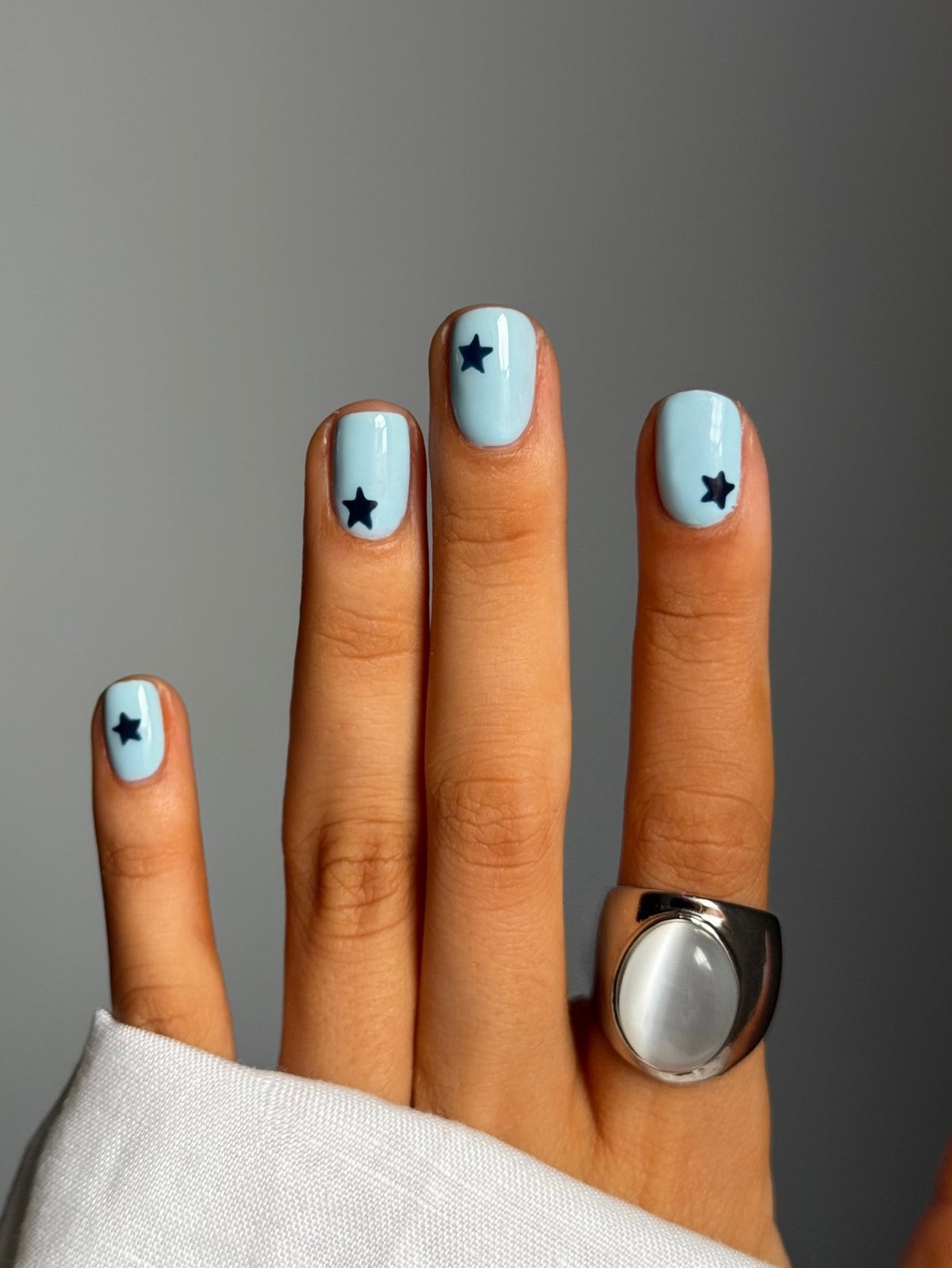 Серо-голубой оттенок на ногтях: мягкий холодный цвет