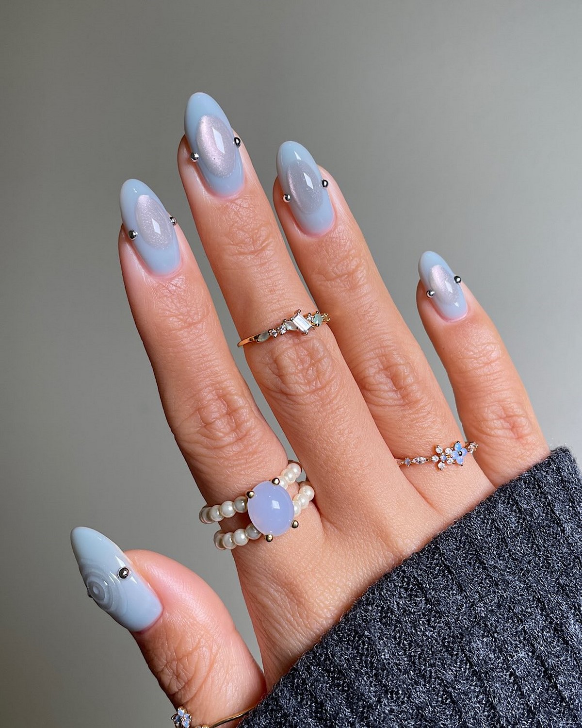 Маникюр в апреле 2026: легкое сияние на ногтях