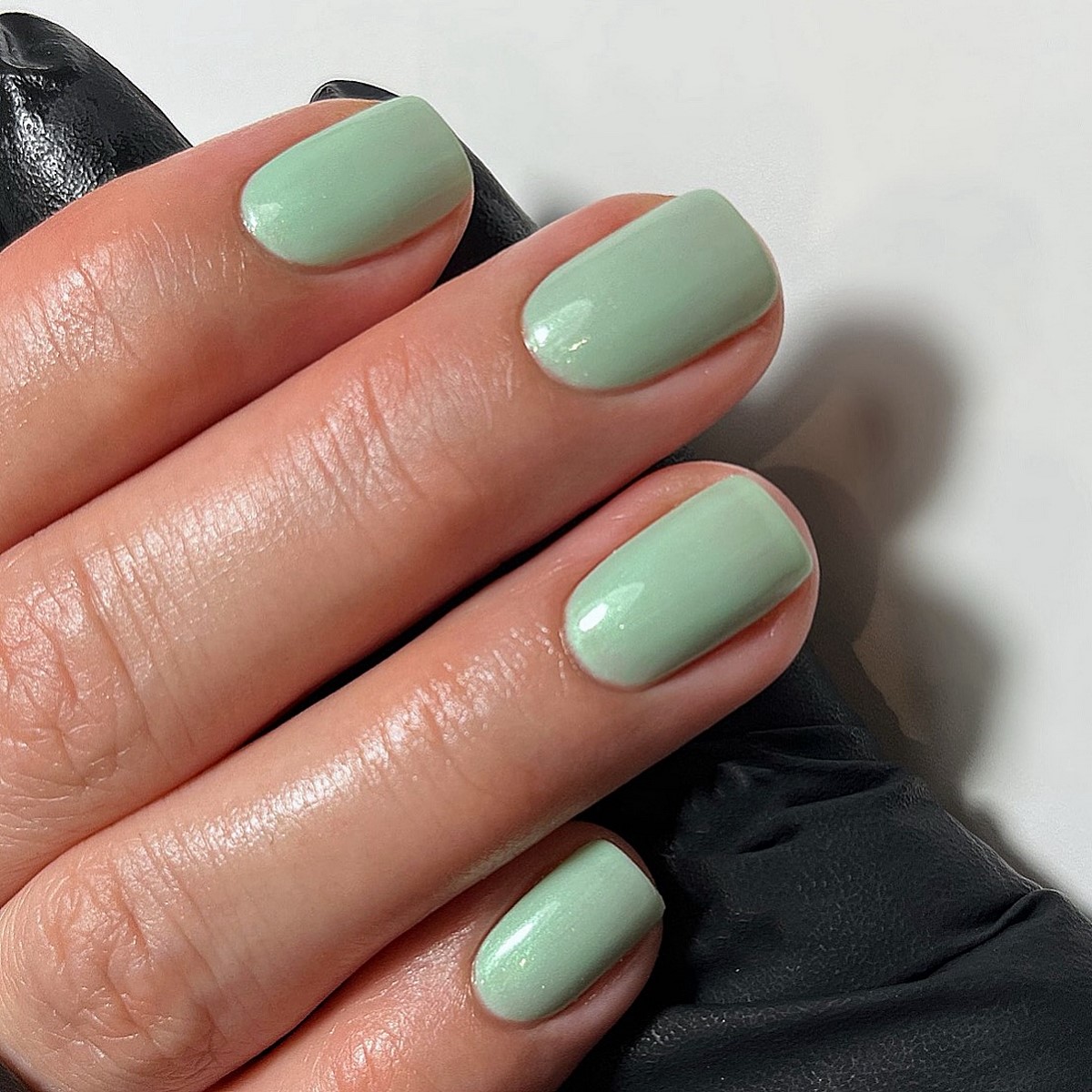 Мягкий зеленый маникюр: спокойный оттенок на ногтях