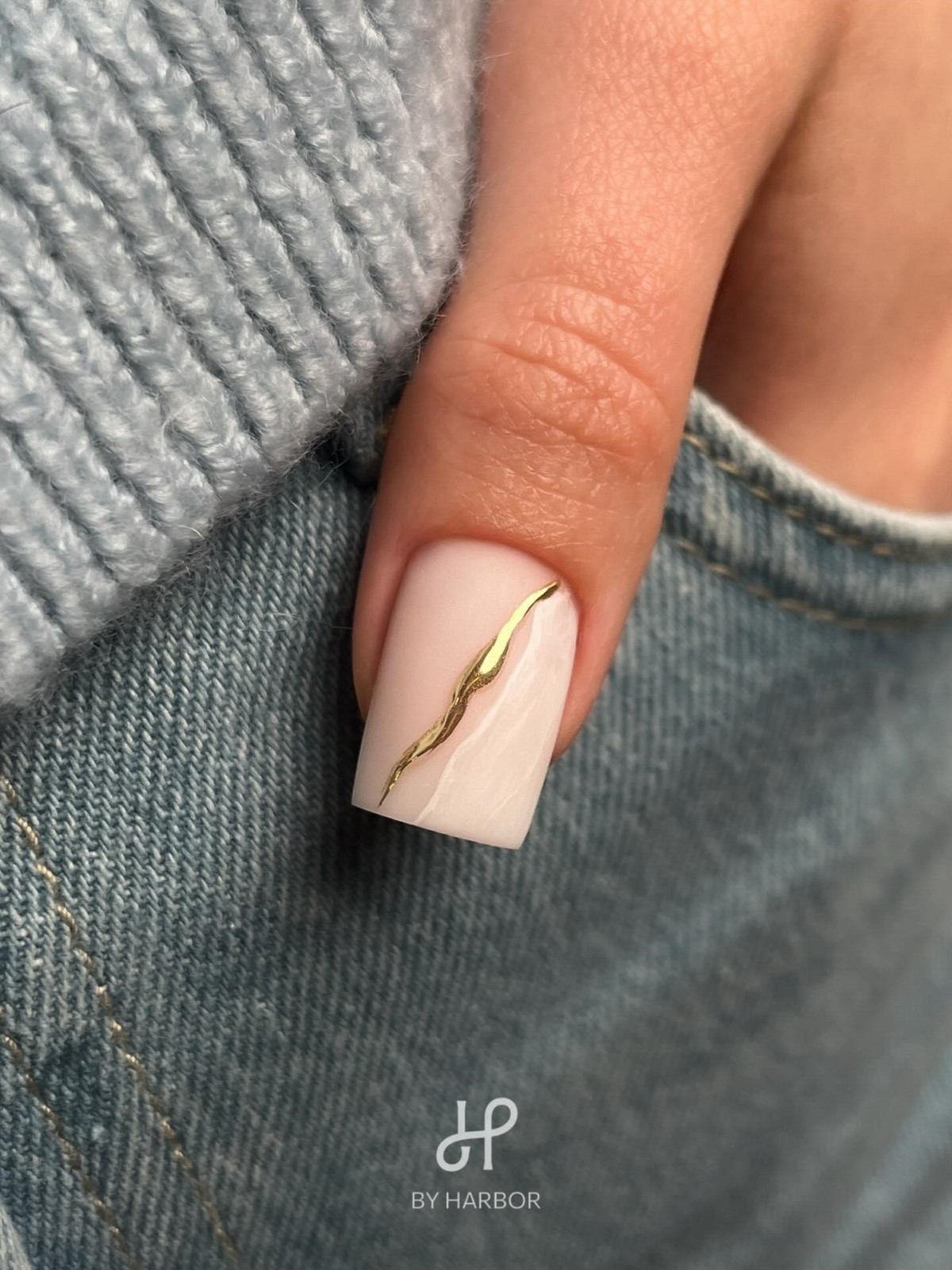 Маникюр с тонкой линией: аккуратный акцент на ногтях