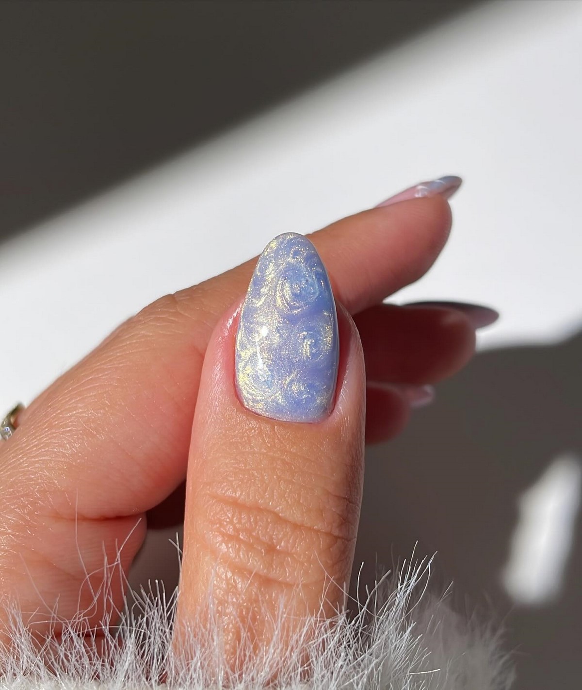 Серо-голубой оттенок на ногтях: мягкий холодный цвет