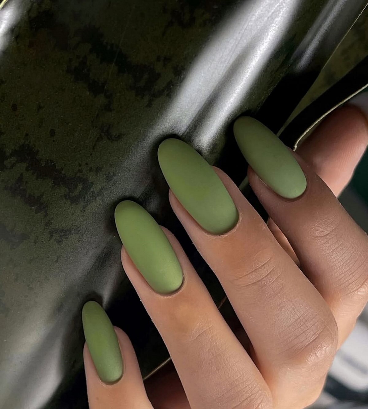 Мягкий зеленый маникюр: спокойный оттенок на ногтях