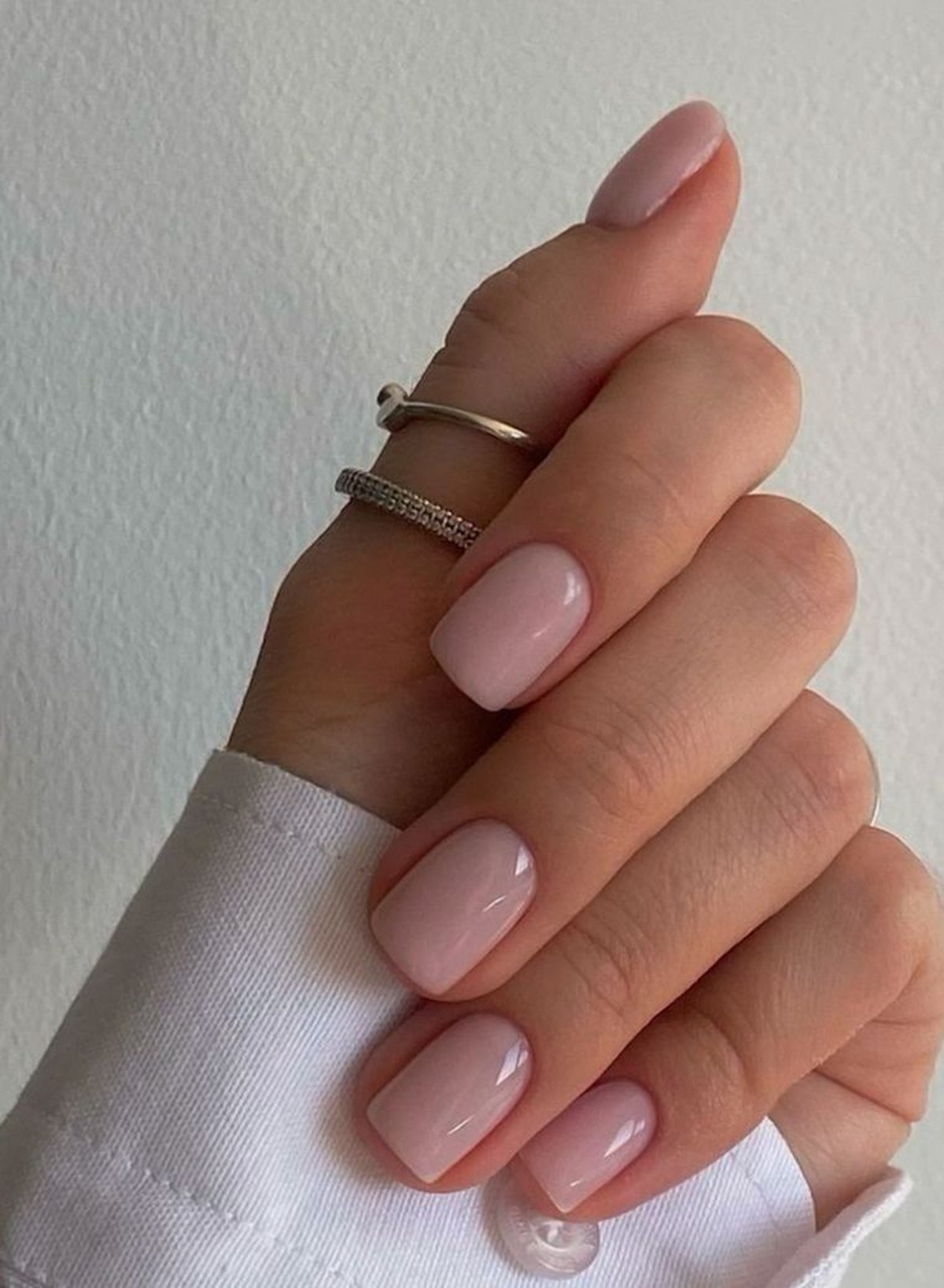 Маникюр на май 2026: какие оттенки и покрытия выглядят по-новому