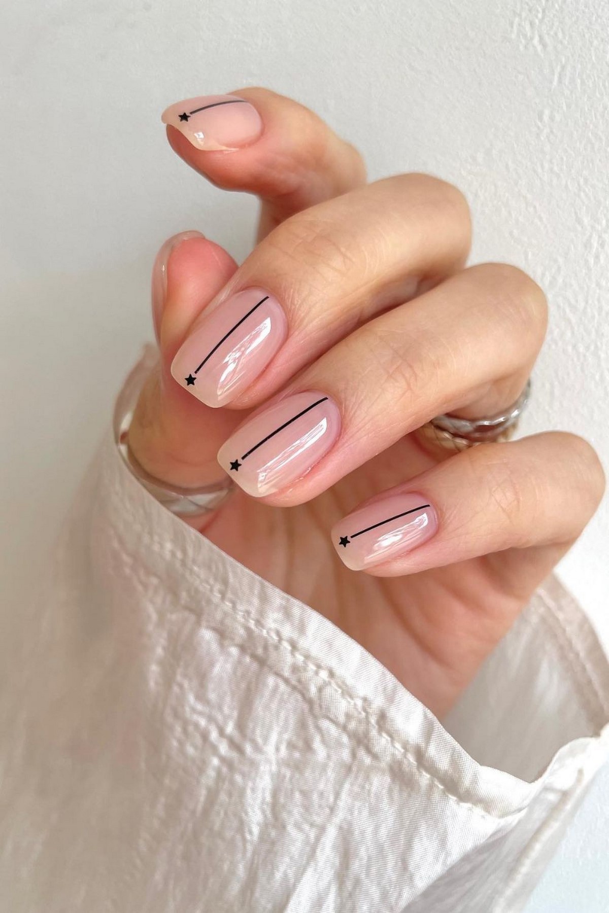 Маникюр с тонкой линией: аккуратный акцент на ногтях