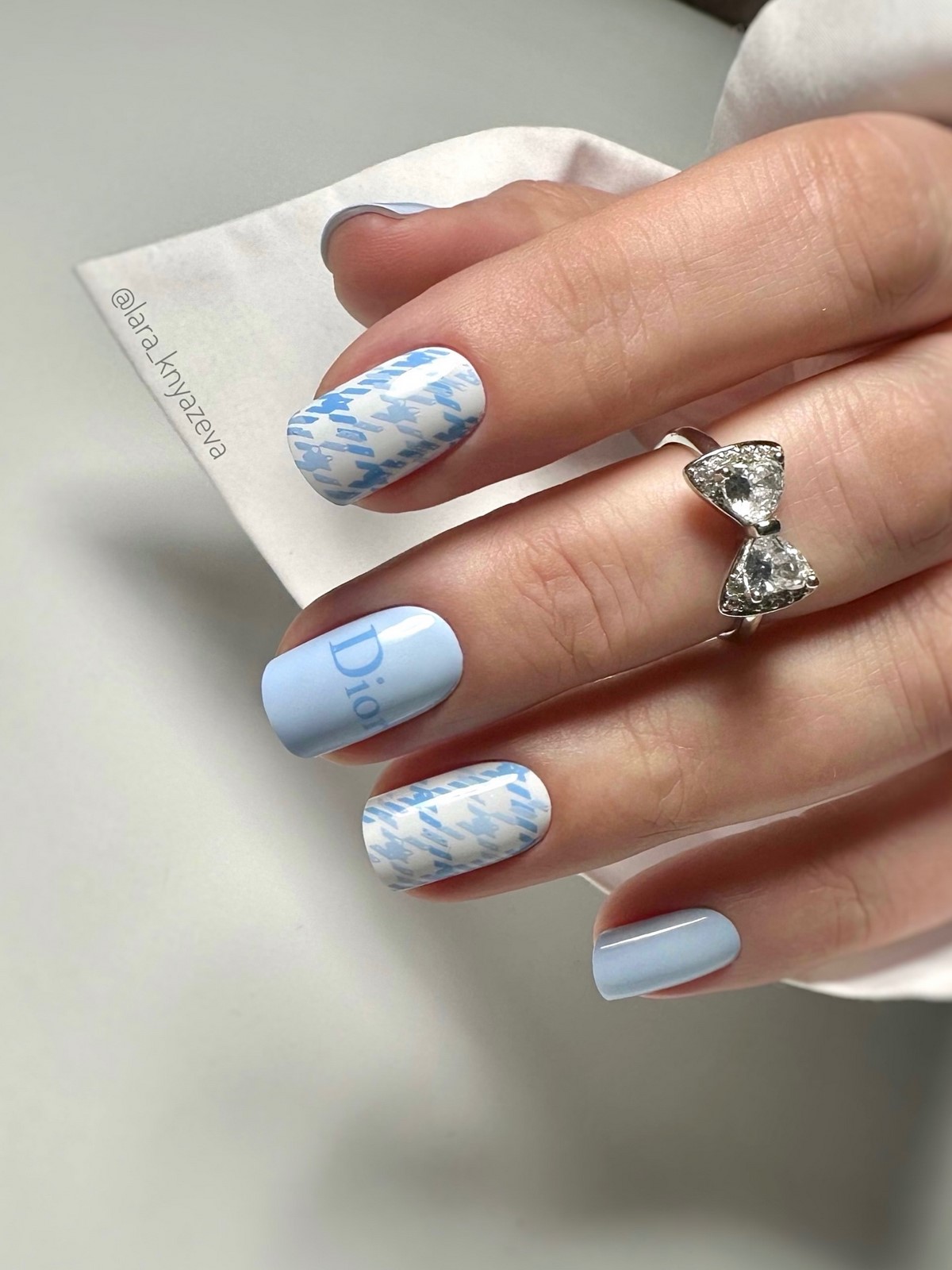 Серо-голубой оттенок на ногтях: мягкий холодный цвет