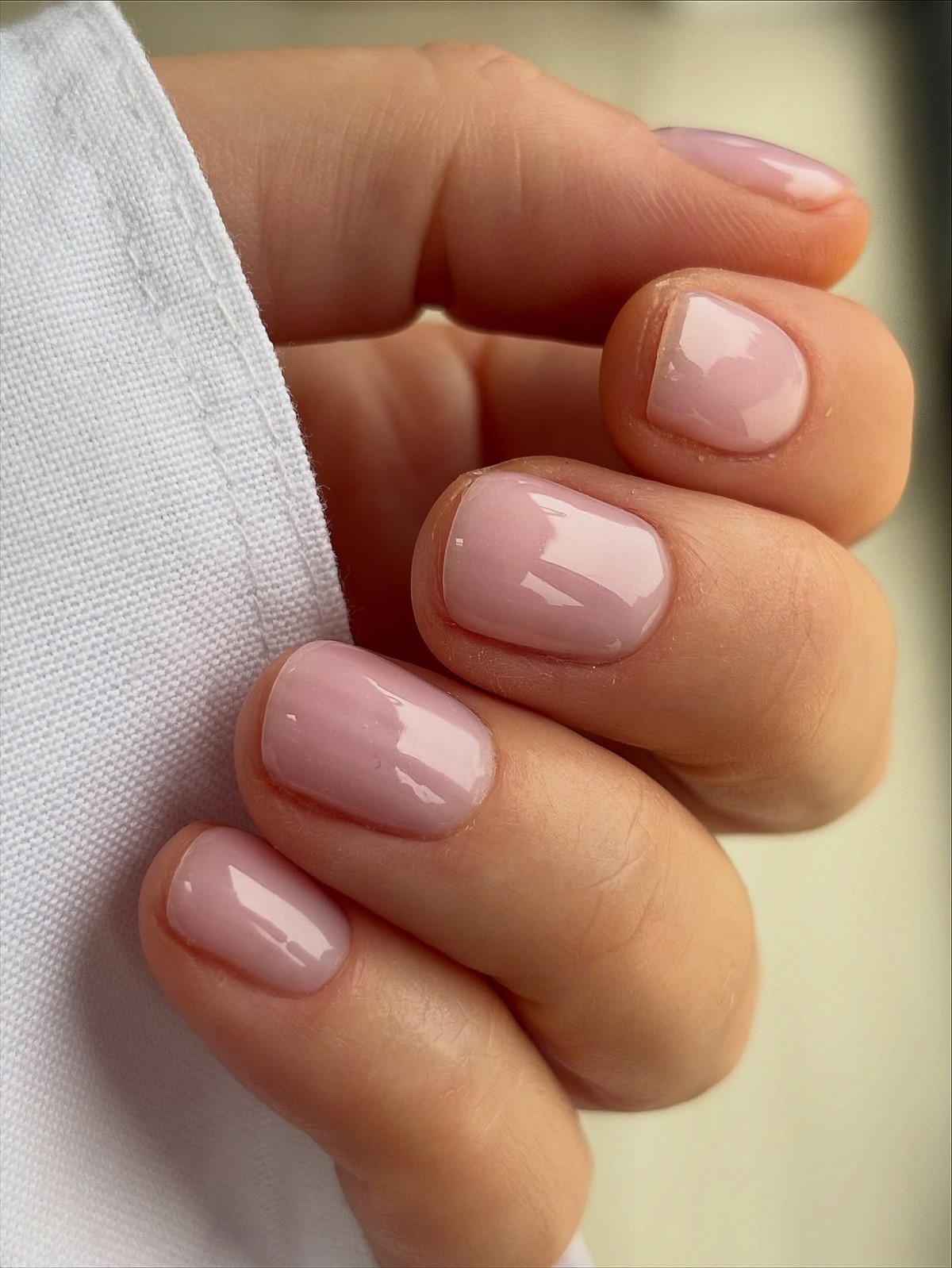 Маникюр в апреле 2026: легкое сияние на ногтях