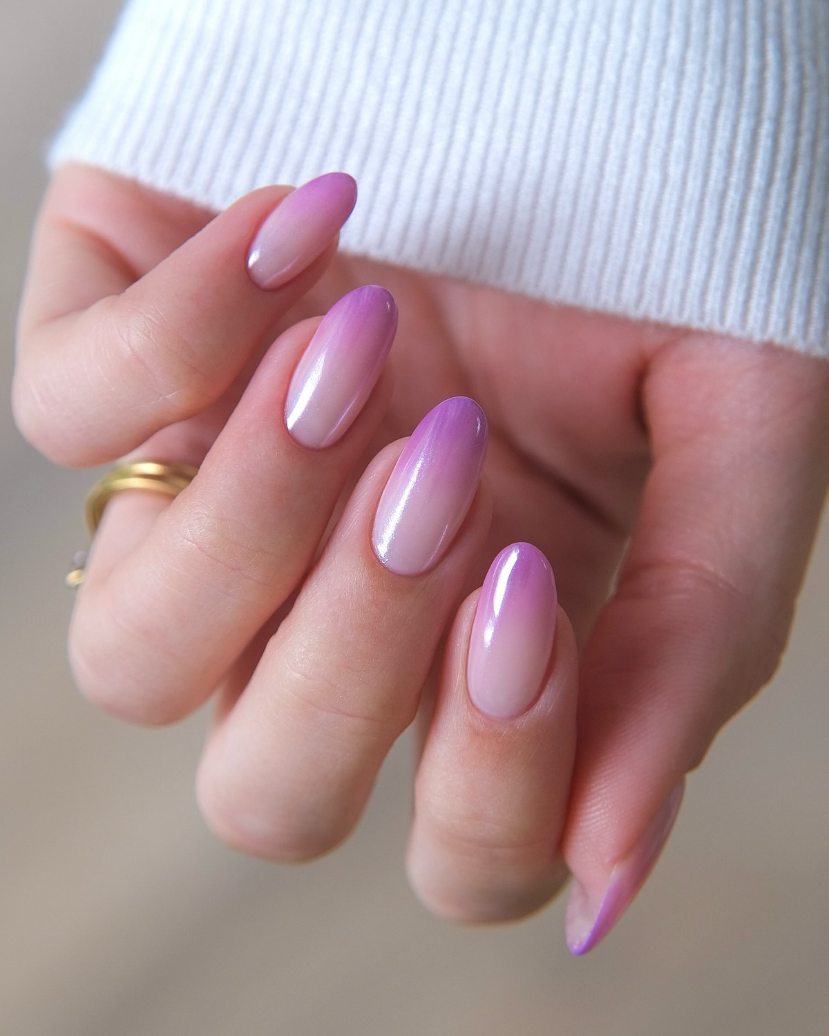 Маникюр на май 2026: какие оттенки и покрытия выглядят по-новому