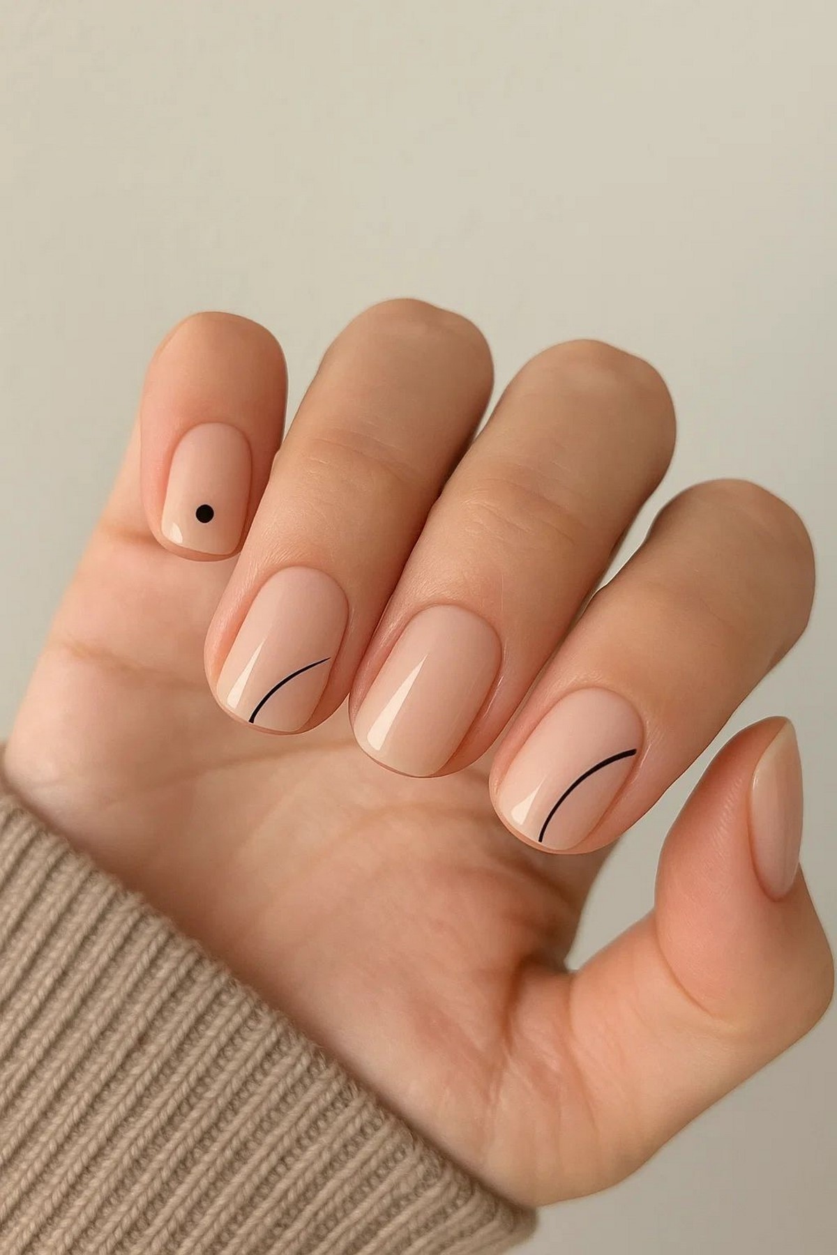 Маникюр с тонкой линией: аккуратный акцент на ногтях