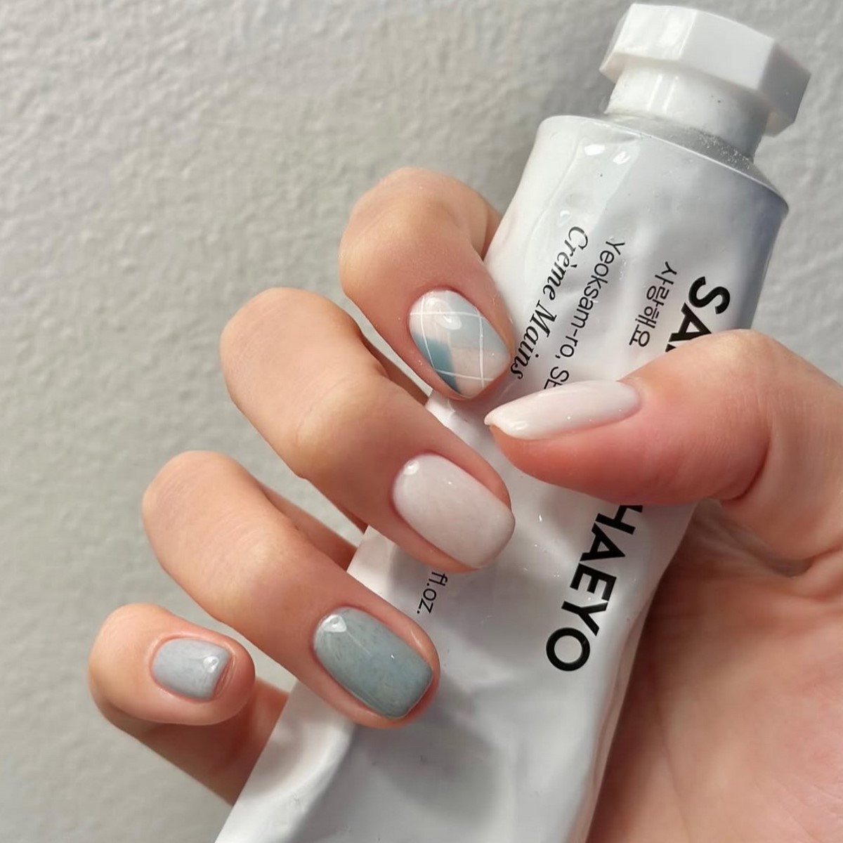 Серо-голубой оттенок на ногтях: мягкий холодный цвет