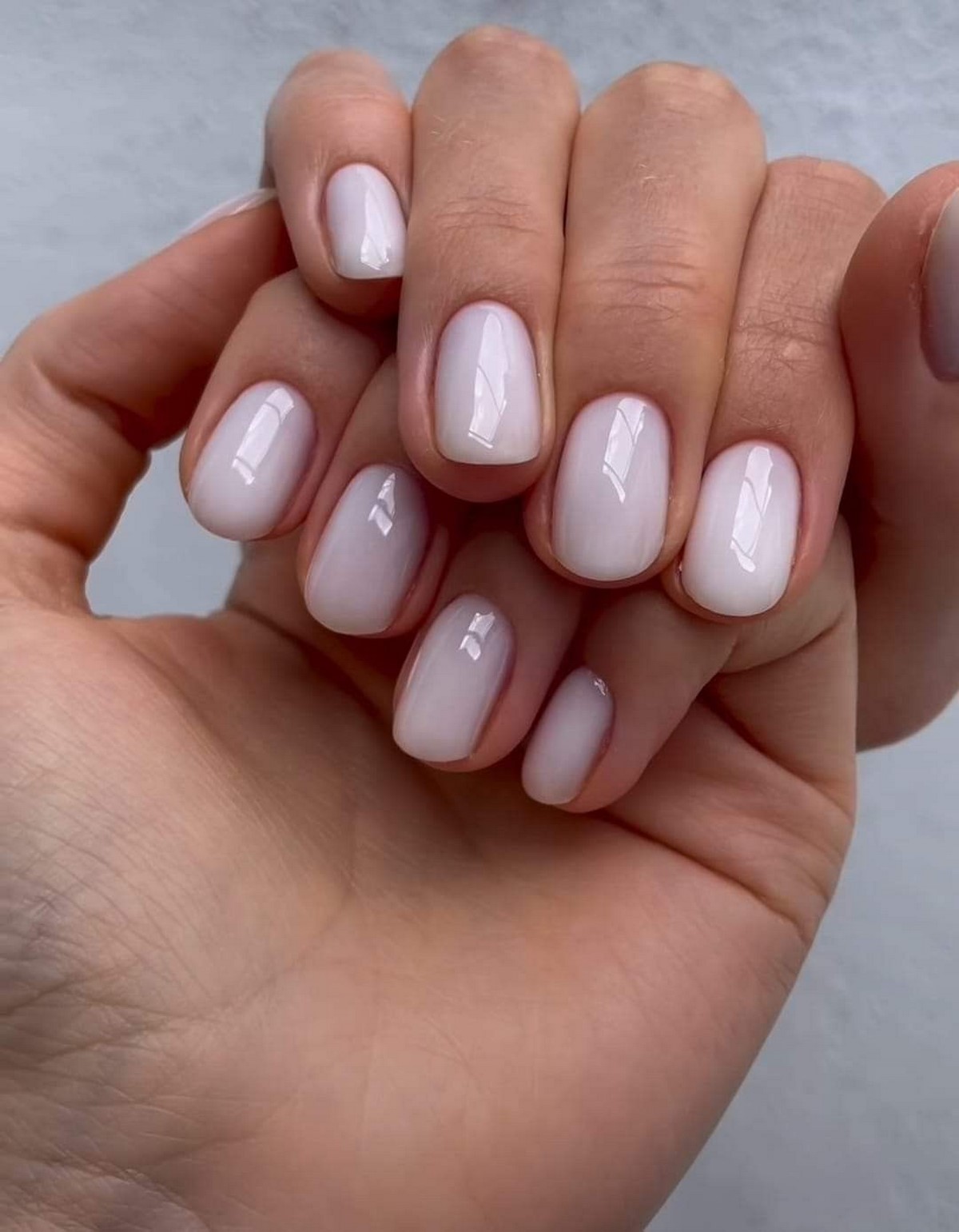 Маникюр в апреле 2026: легкое сияние на ногтях