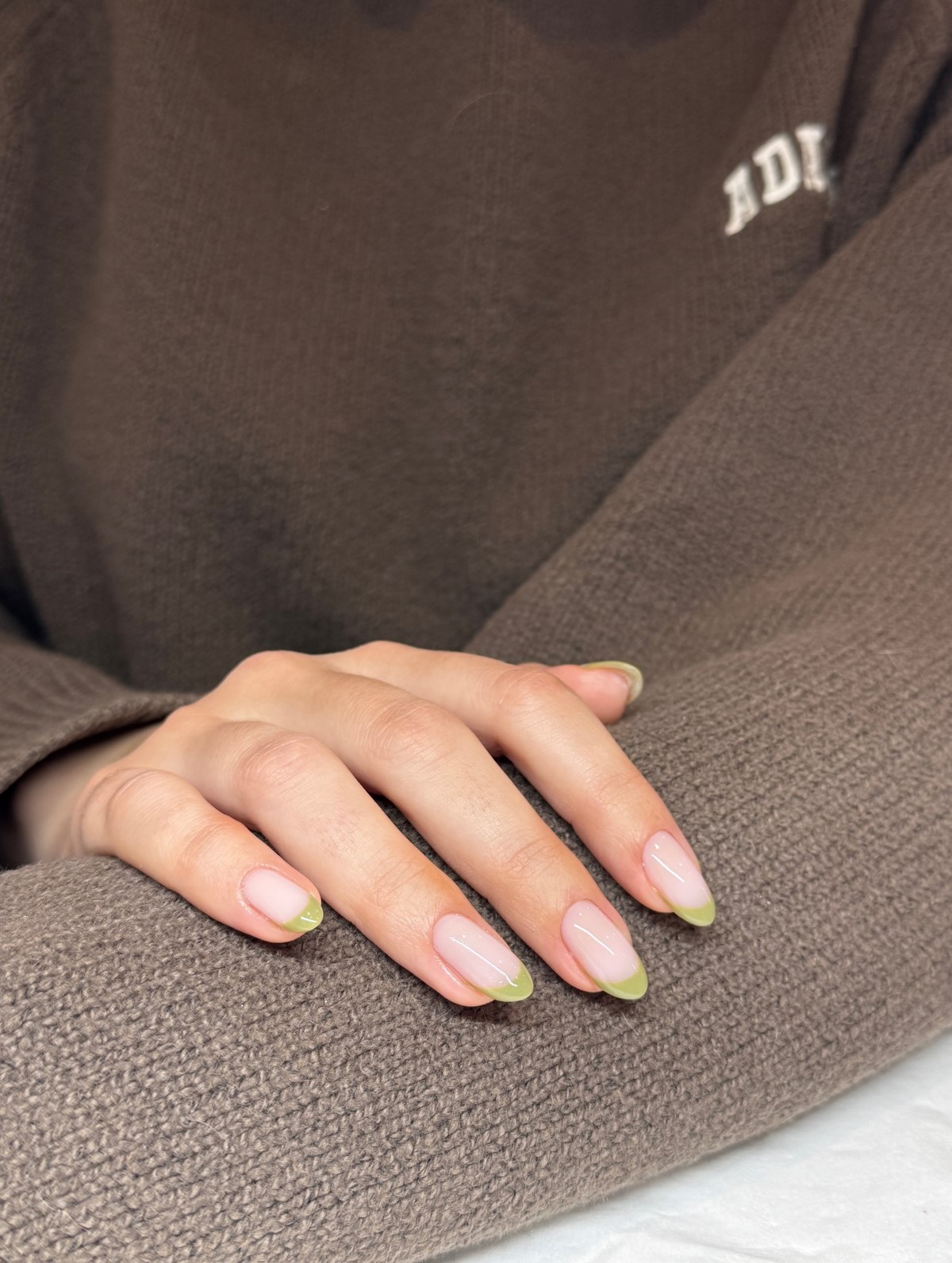 Мягкий зеленый маникюр: спокойный оттенок на ногтях