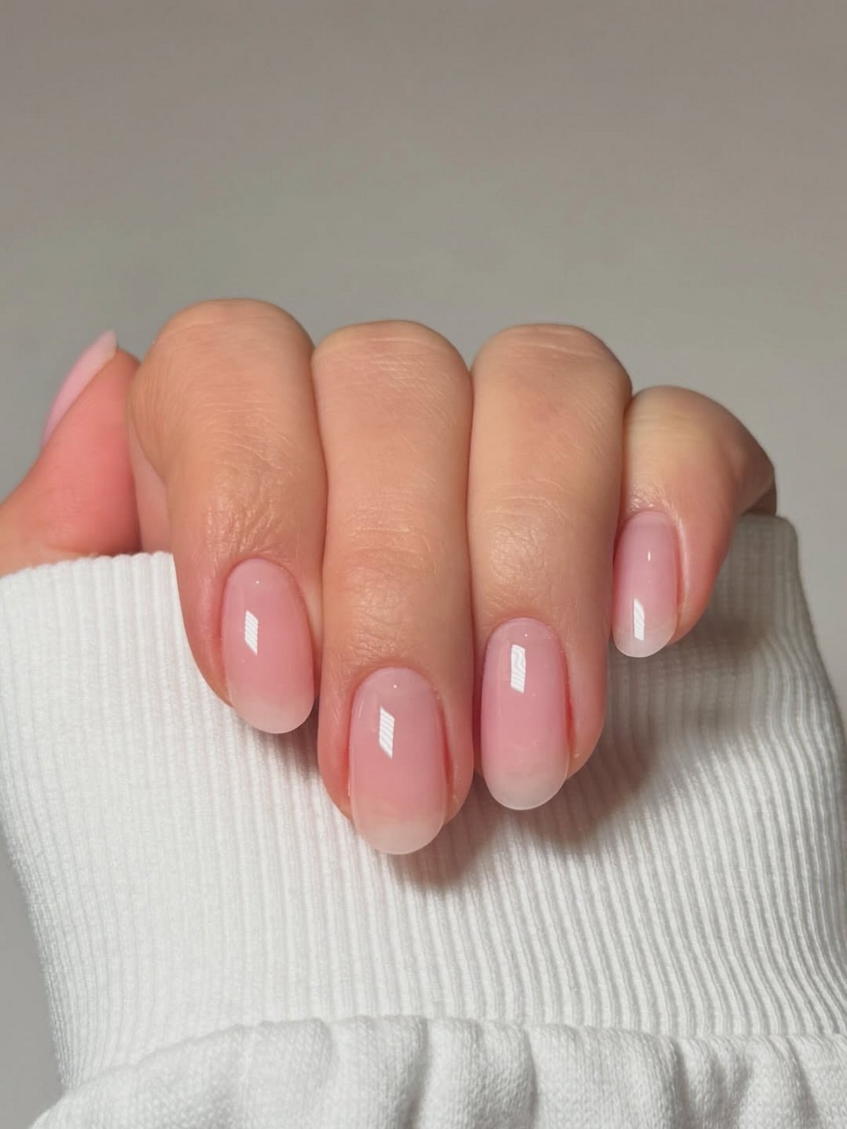 Маникюр на май 2026: какие оттенки и покрытия выглядят по-новому