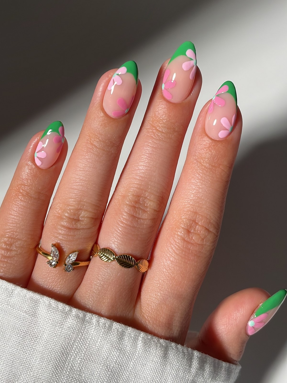 Мягкий зеленый маникюр: спокойный оттенок на ногтях