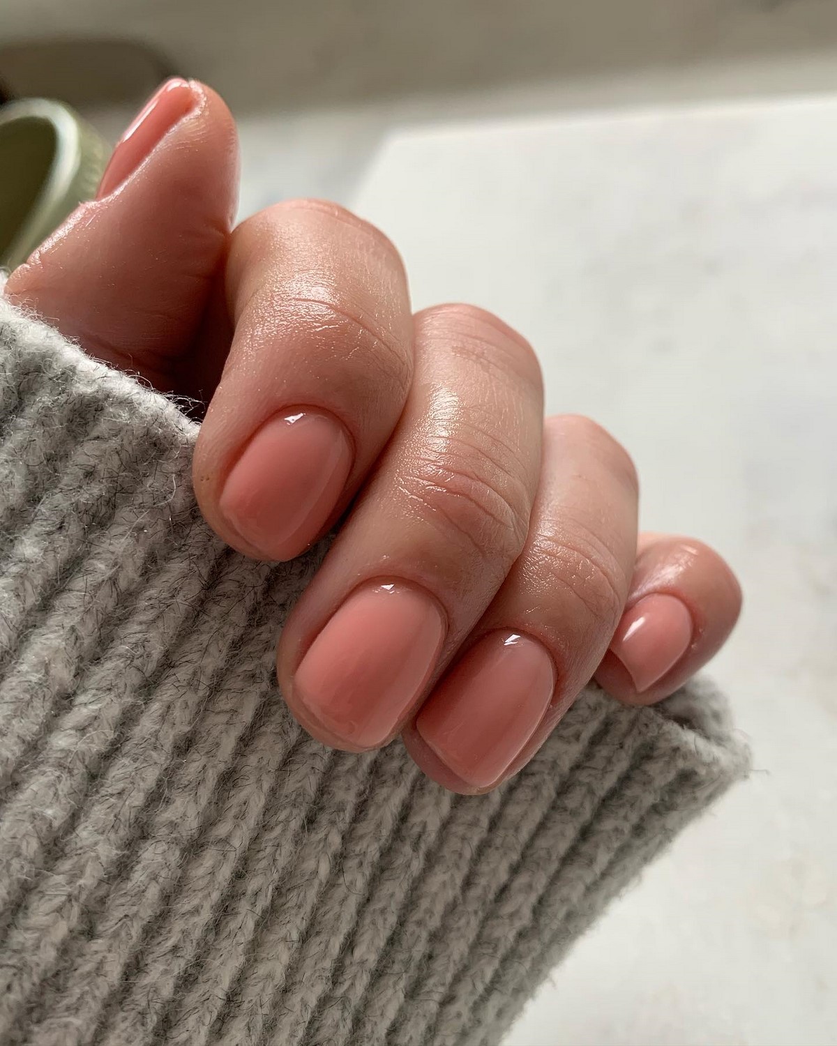 Маникюр 2026: этот яркий оттенок стал популярнее нюда