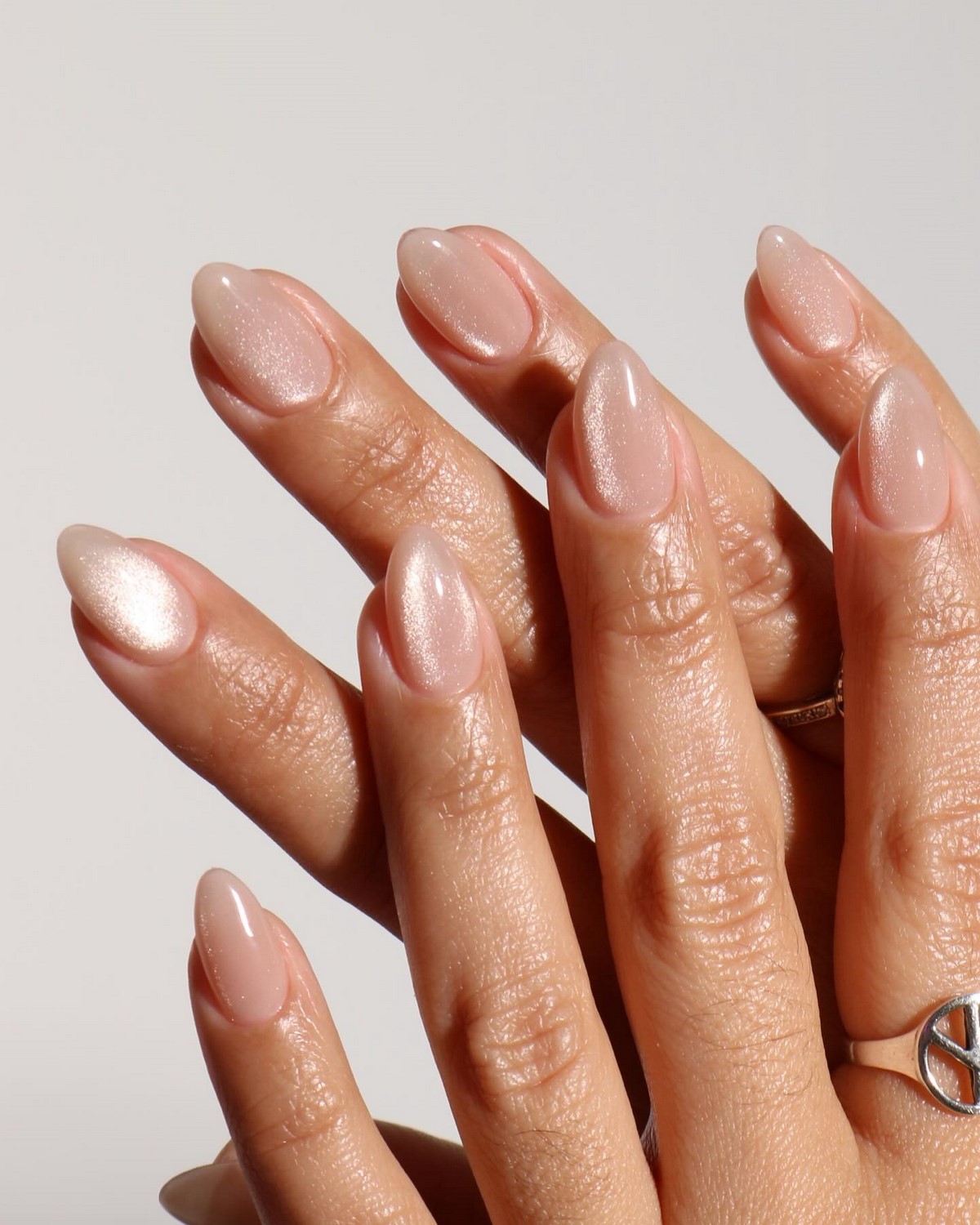 Бархатный маникюр 2026: перелив на ногтях без резкого контраста