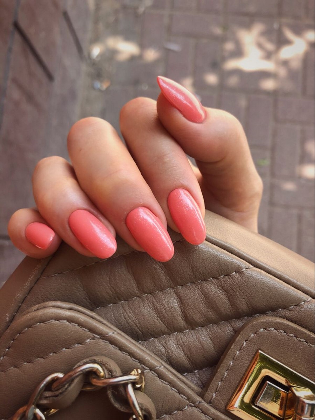 Маникюр 2026: этот яркий оттенок стал популярнее нюда