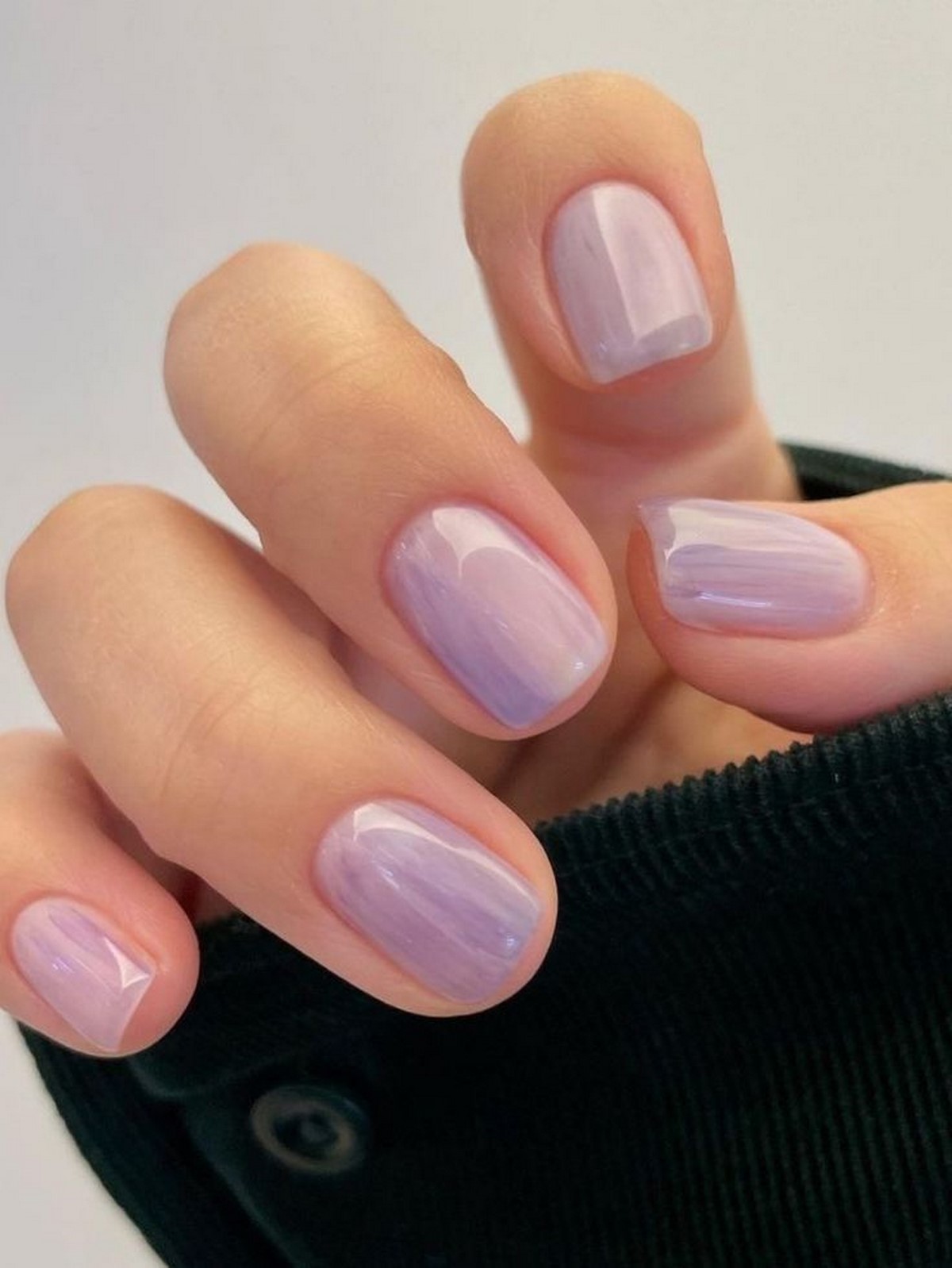 Маникюр апреля 2026: лавандовый цвет на ногтях