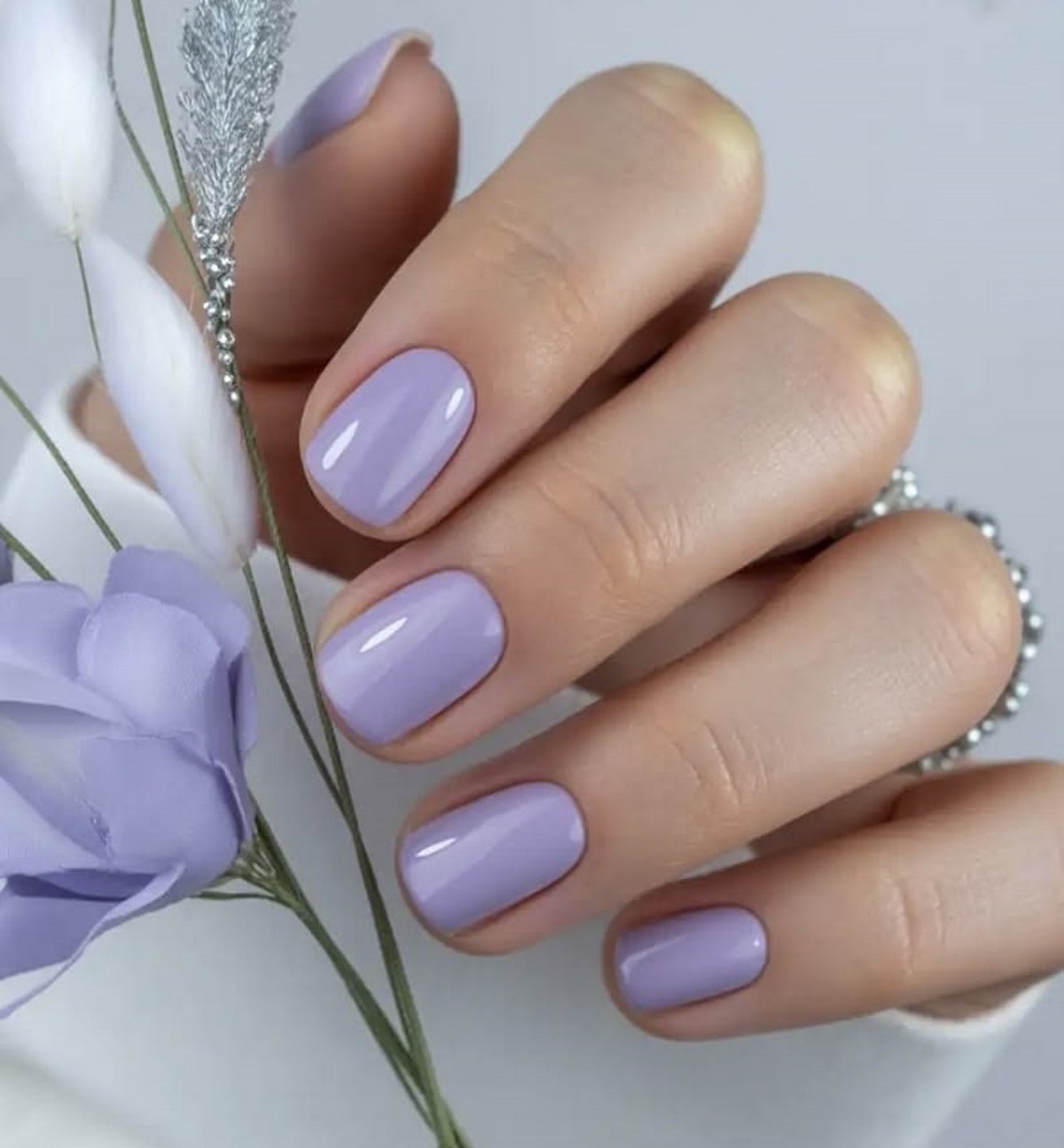 Маникюр апреля 2026: лавандовый цвет на ногтях